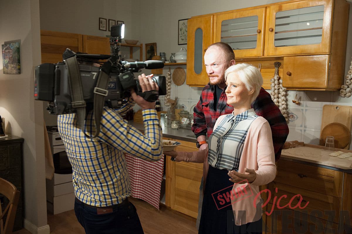 Eryk Lubos na wystwie Świat Ojca Mateusza