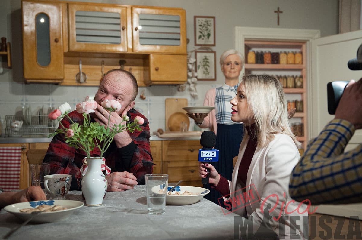 Eryk Lubos na wystwie Świat Ojca Mateusza