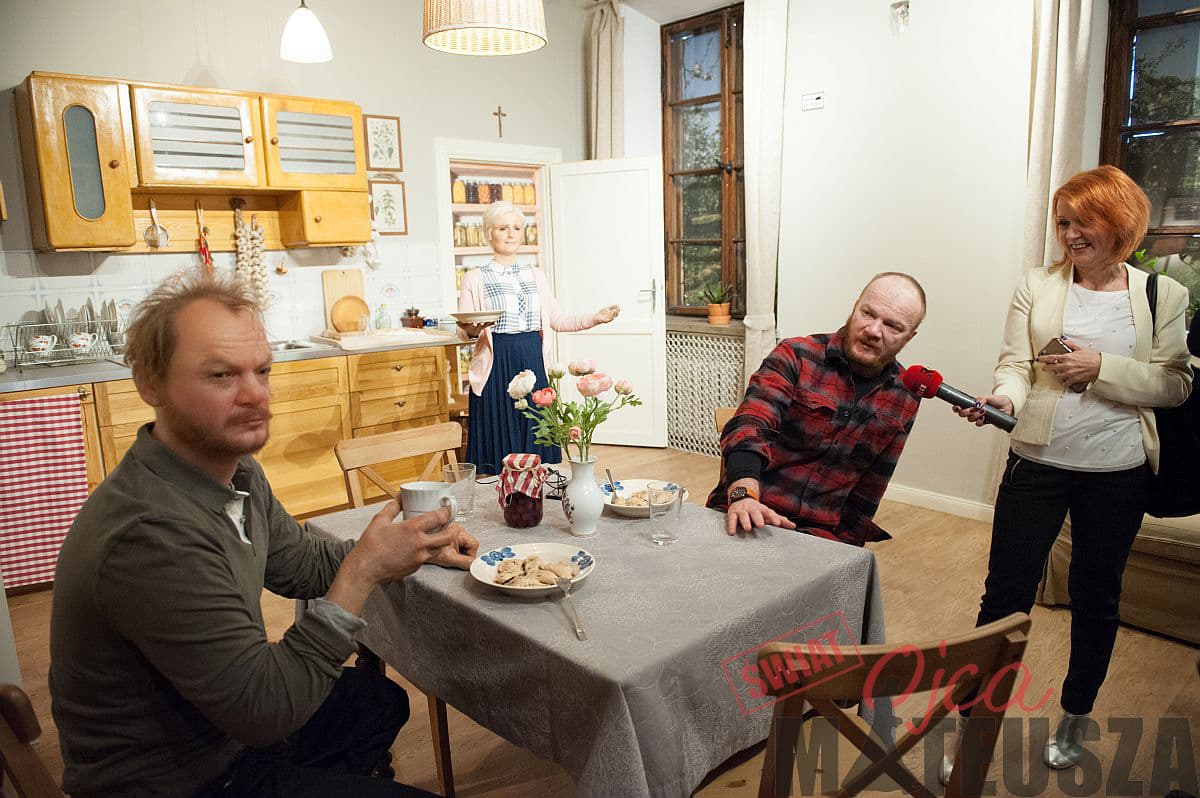 Eryk Lubos na wystwie Świat Ojca Mateusza
