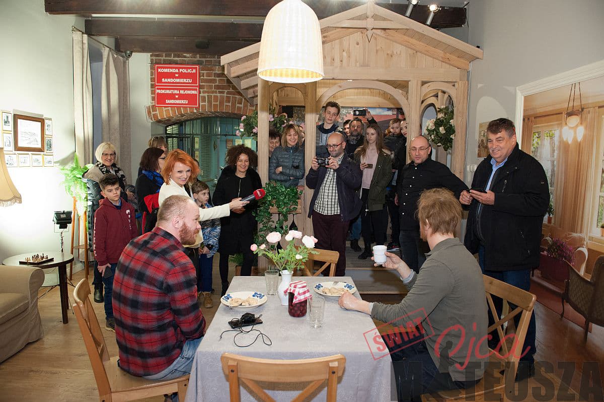 Eryk Lubos na wystwie Świat Ojca Mateusza
