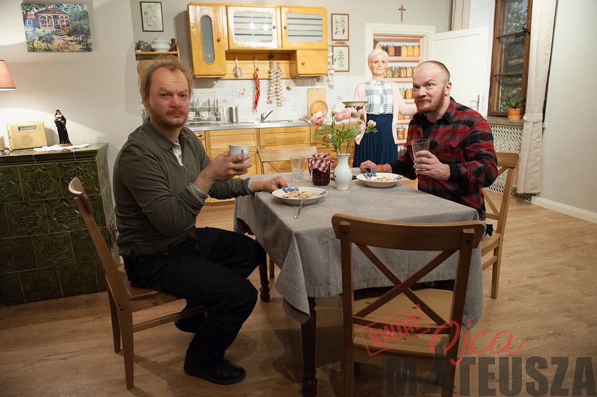 Eryk Lubos na wystwie Świat Ojca Mateusza