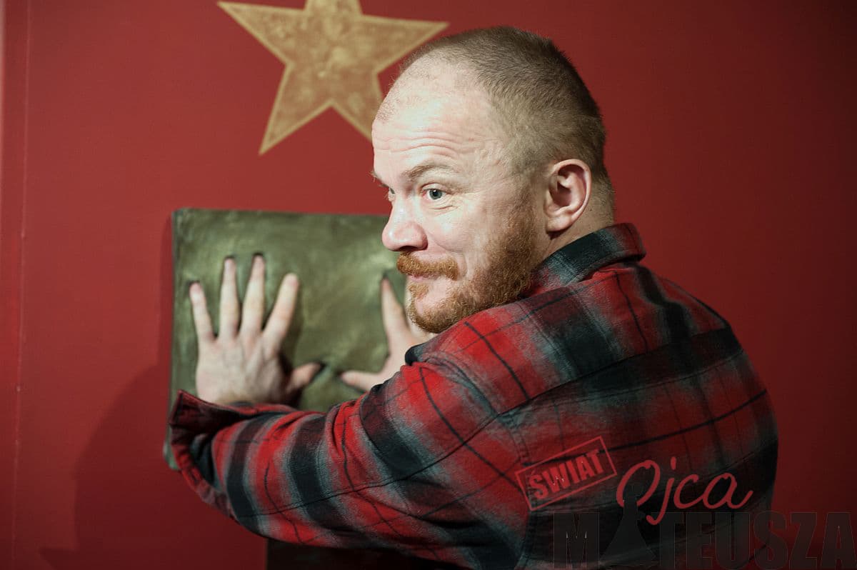 Eryk Lubos na wystwie Świat Ojca Mateusza