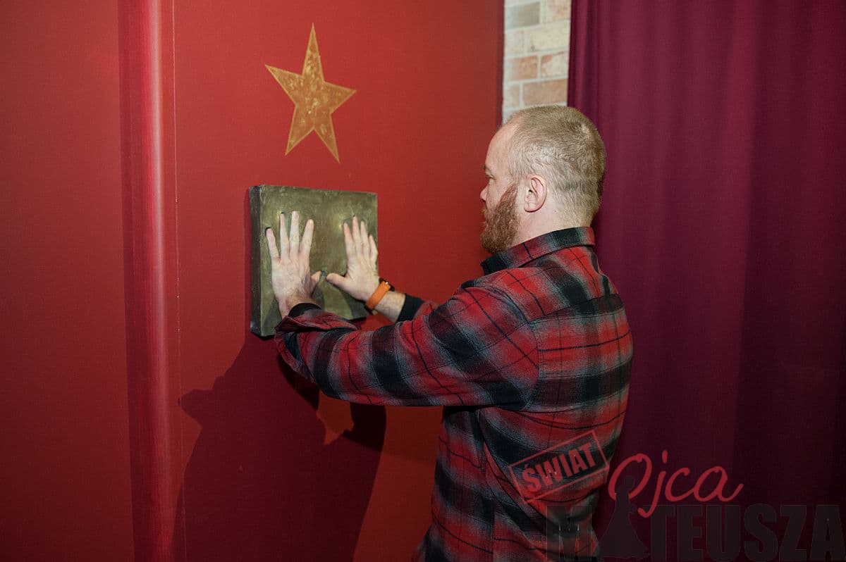 Eryk Lubos na wystwie Świat Ojca Mateusza