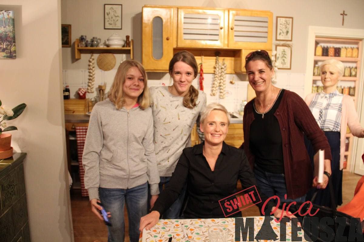 Kinga Preis na wystawie Świat Ojca Mateusza