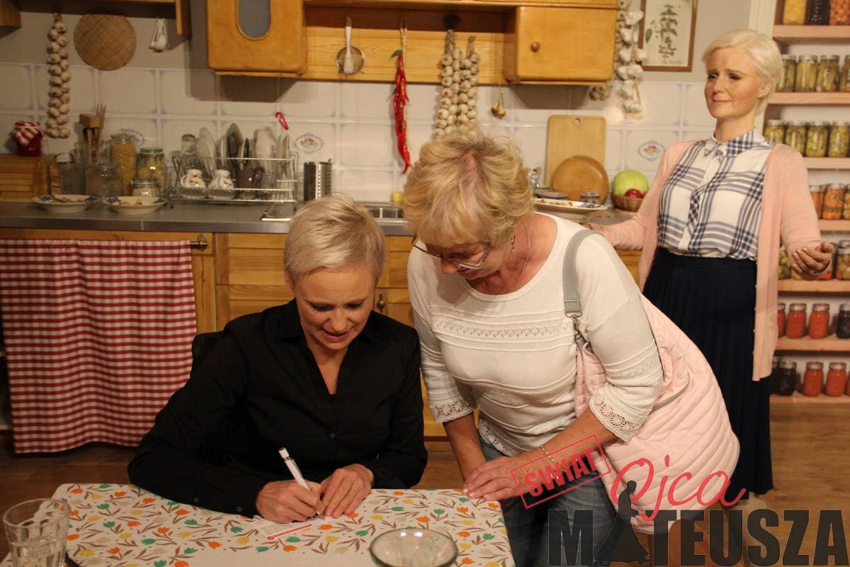 Kinga Preis na wystawie Świat Ojca Mateusza