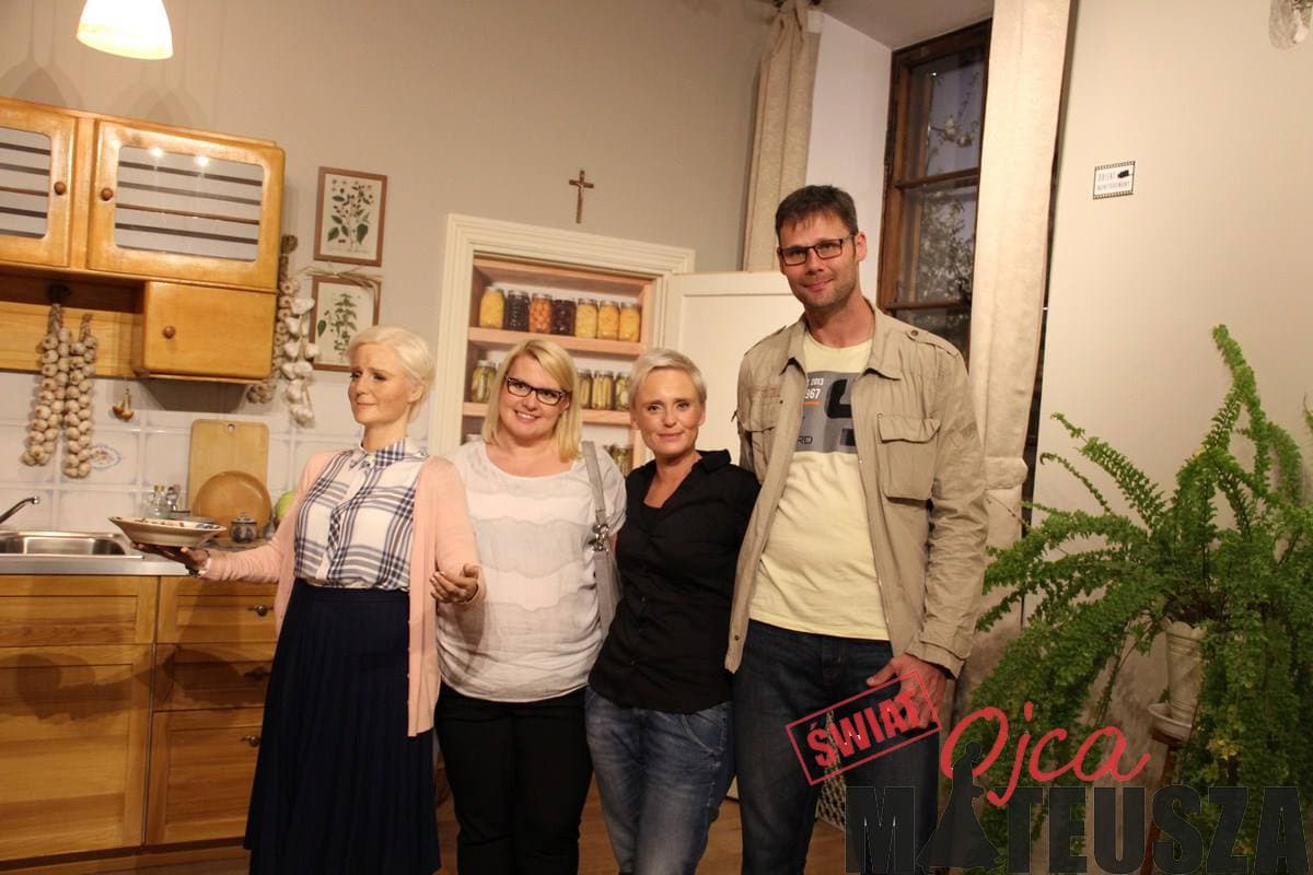 Kinga Preis na wystawie Świat Ojca Mateusza